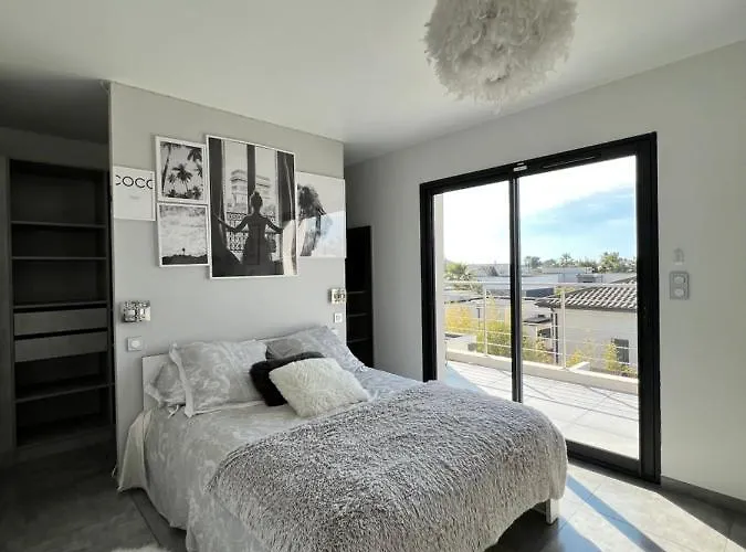 Eclipse Rochelongue Bed & Breakfast